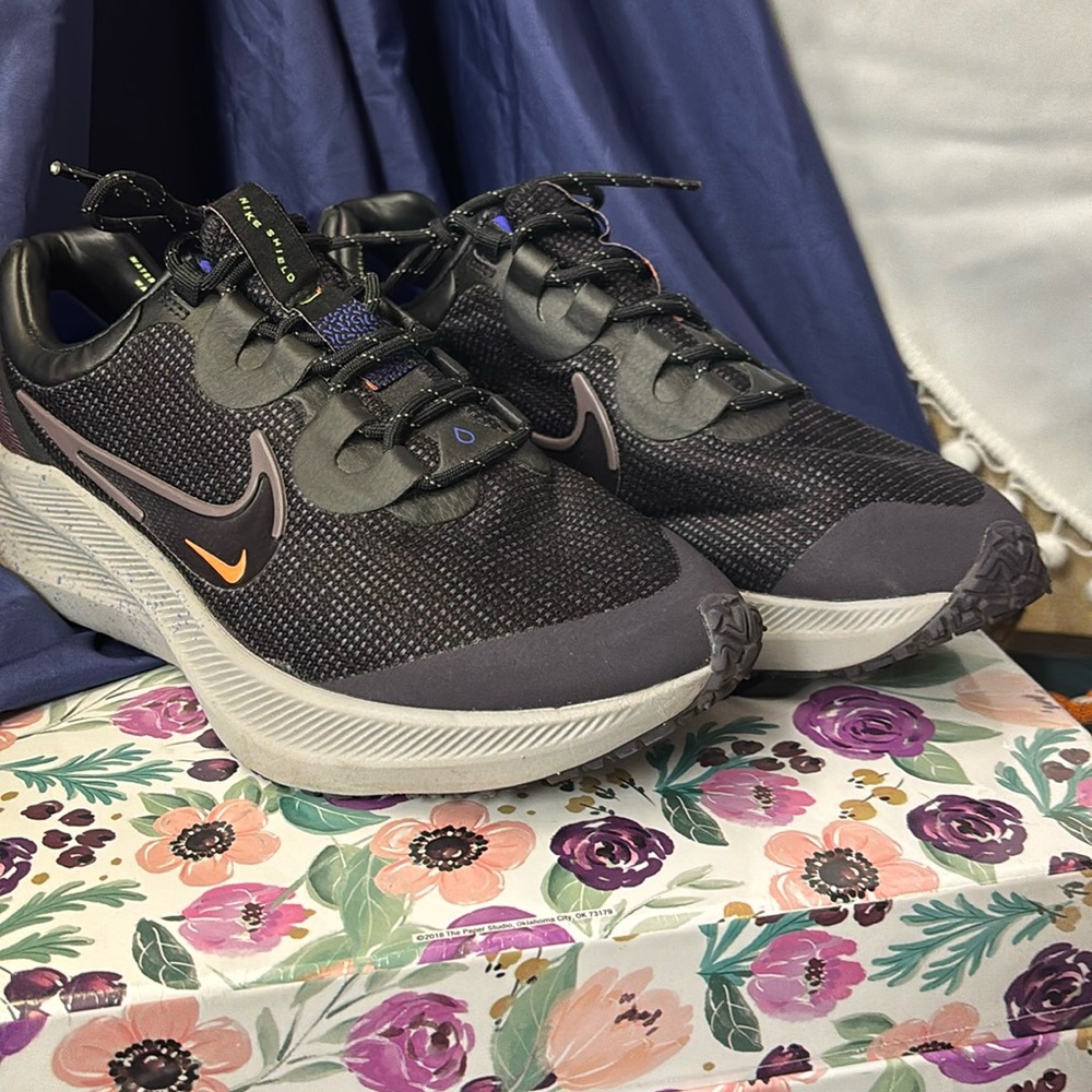 WMNS Nike Zoom Winflo 8 Shield Athletic Sneaker Black